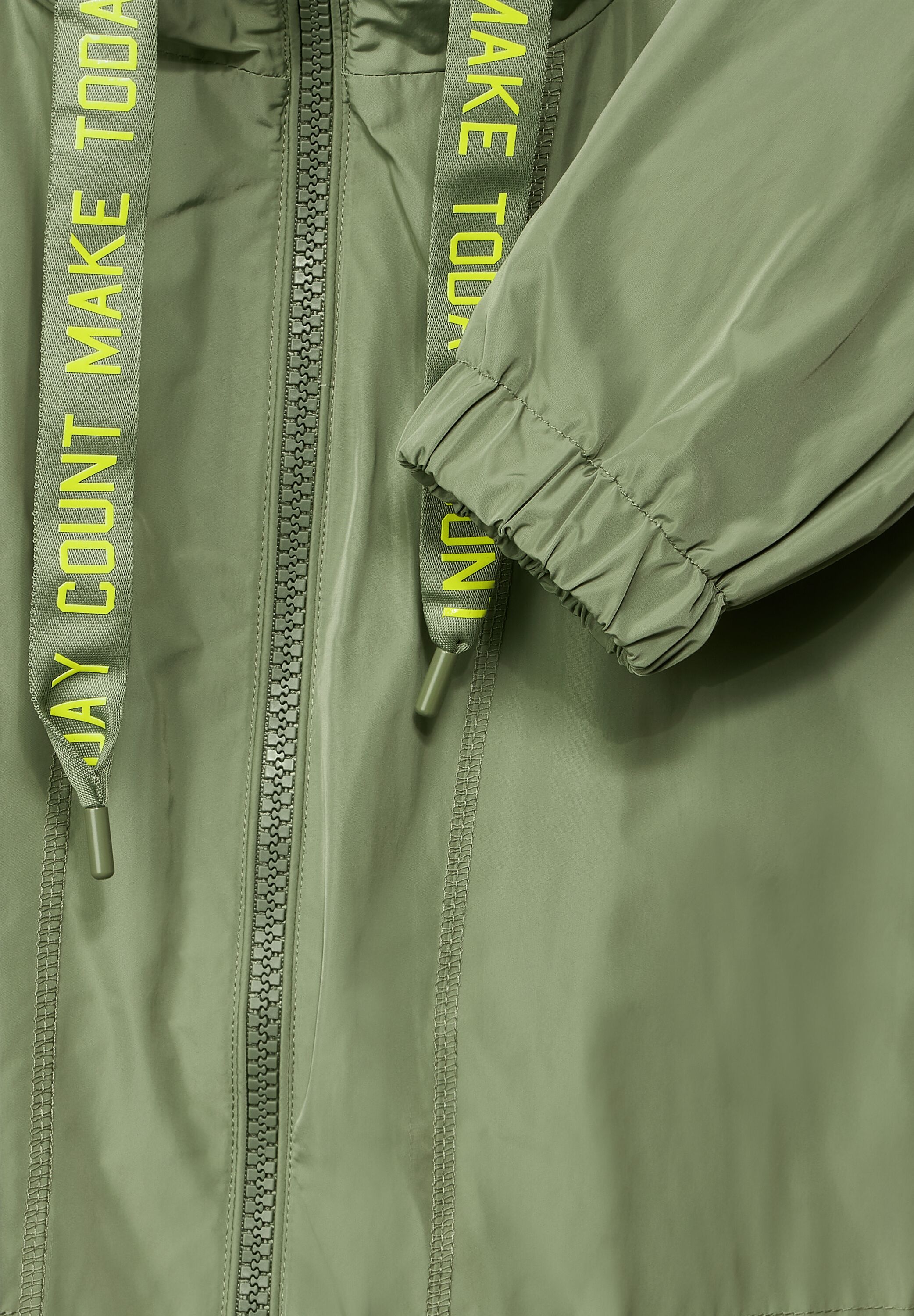 Sportiver Parka mit Kapuze